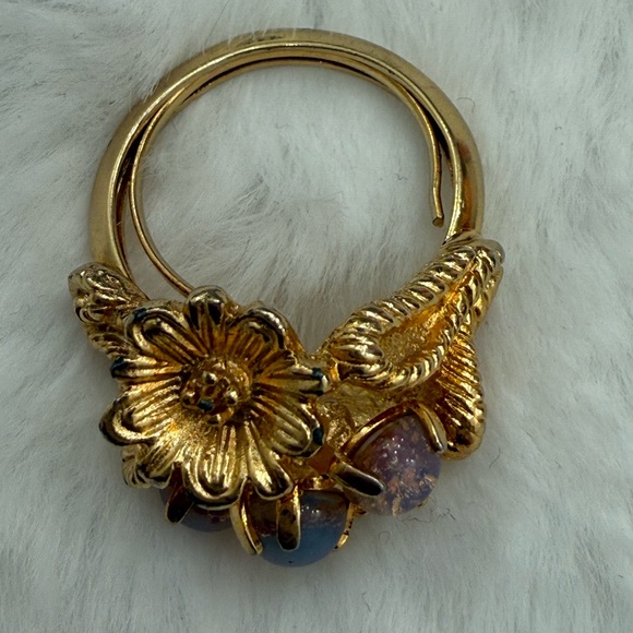 Avon Gold Ring with Floral Design and Opal Stones - Picture 5 of 10